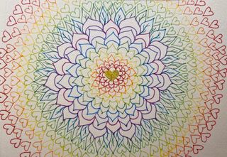 Geel hart met rode bloemblaadjes op een paarse achtergrond