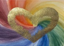 Geel hart met rode bloemblaadjes op een paarse achtergrond